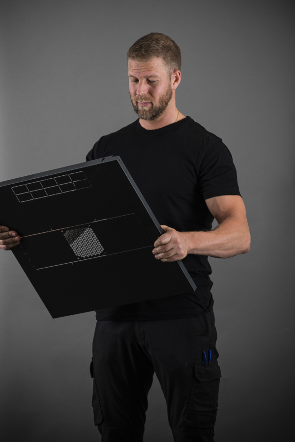 Anställd i svarta kläder